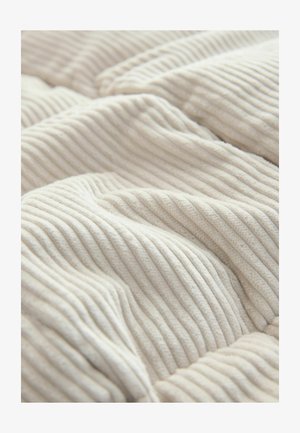 Puha, bordázott krémszínű anyag, kellemes tapintású, finom redőkkel és enyhe fényű felülettel, ami meghitt megjelenést kölcsönöz.