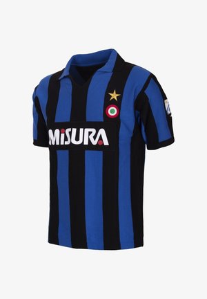 Blauw en zwart verticaal gestreept voetbalshirt met "MISURA" als sponsor, een gouden ster, Italiaans vlaggebadge en een patch op de rechtermouw.