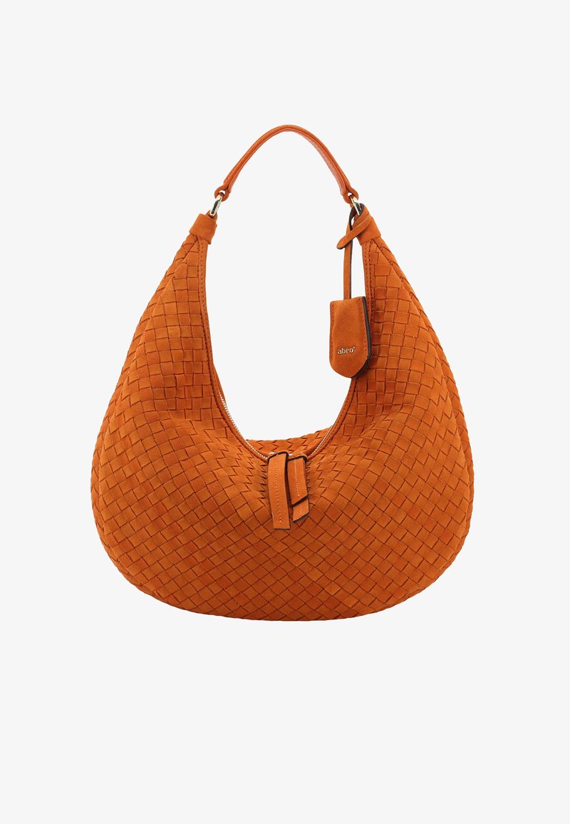 Geflochtene Handtasche aus orangefarbenem Wildleder mit halbmondförmiger Form, flachem Griff und kleinem Anhänger. Verfügt über einen Reißverschluss und eine strukturierte Oberfläche.