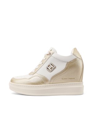 Sneakers con zeppa in bianco e oro, caratterizzate da materiale traforato, lacci tradizionali e un accento logo metallico sul lato.