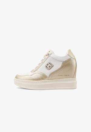 Sneakers con zeppa in bianco e oro, caratterizzate da materiale traforato, lacci tradizionali e un accento logo metallico sul lato.