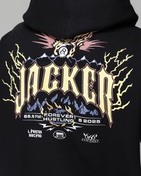 Sudadera negra con capucha que presenta un llamativo diseño gráfico con acentos en amarillo y rosa, imágenes de montañas, rayos y varios elementos de texto.