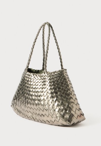 Metallisk vävd tote-väska med bred botten, två flätade axelremmar och en grön insida. Har ett texturerat, geometriskt mönster.
