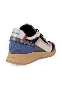 Sneaker met een ontwerp van meerdere materialen, waaronder denim, zwarte mesh en beige leren accenten. Lichtbruine zool en reflecterende details.