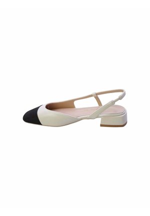 Scarpa slingback bicolore da donna con punta nera affilata, corpo crema, cinturino sottile e tacco basso a blocco.