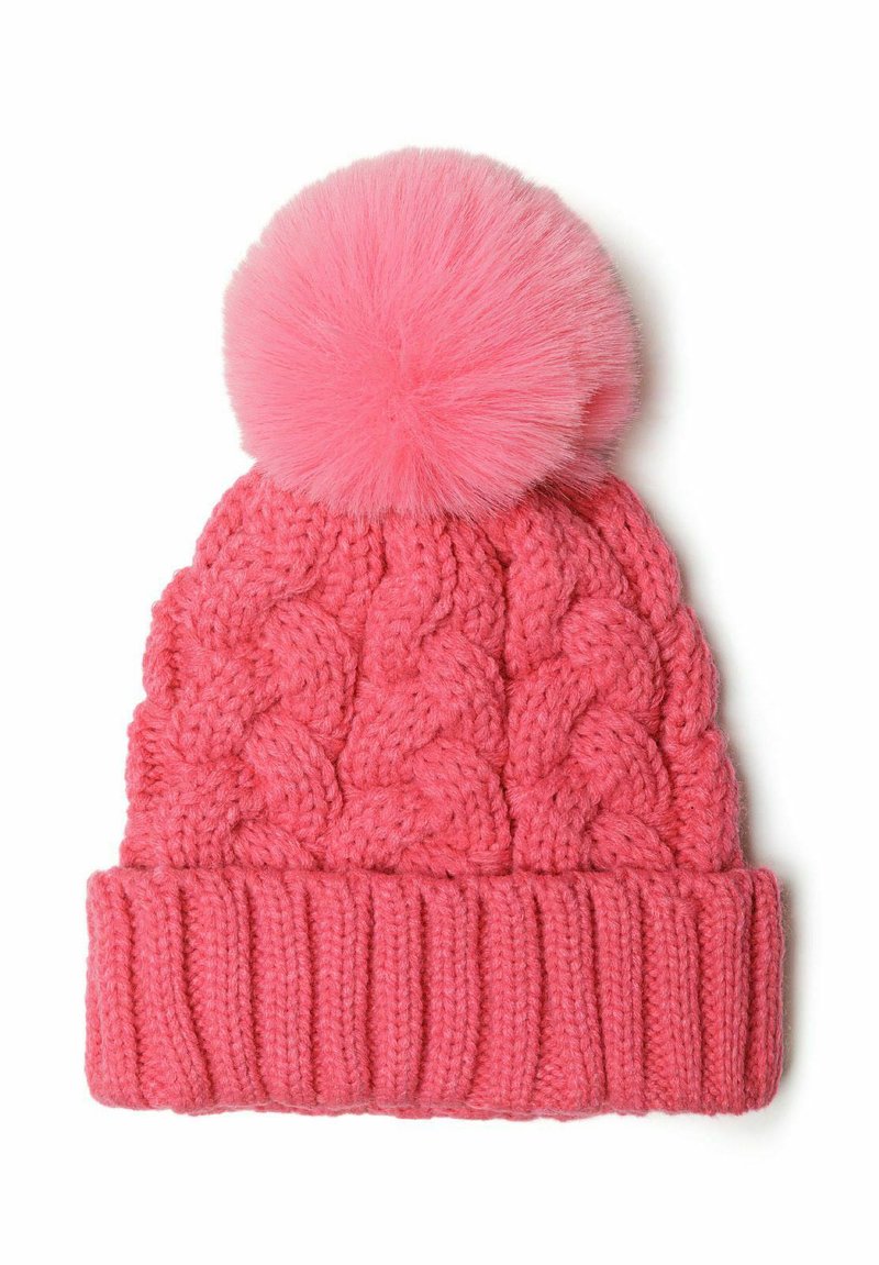 Roza pletena kapa s teksturiranim kabel uzorkom, koja ima veliki pahuljasti pom-pom na vrhu i rebrasti rub na dnu.