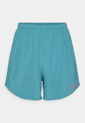 Bermudas de desporto em azul-turquesa com um cós elástico, textura suave e detalhe do logótipo rosa no lado inferior direito.
