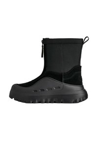 Stivaletti neri alla caviglia con tomaia in tessuto texturizzato, suola in gomma e cerniera laterale. La suola presenta un motivo tassellato per garantire trazione.