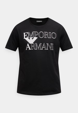 Czarny bawełniany T-shirt z dużym białym napisem "EMPORIO ARMANI" i emblematem orła. Okrągły dekolt i krótkie rękawy, regularny krój.