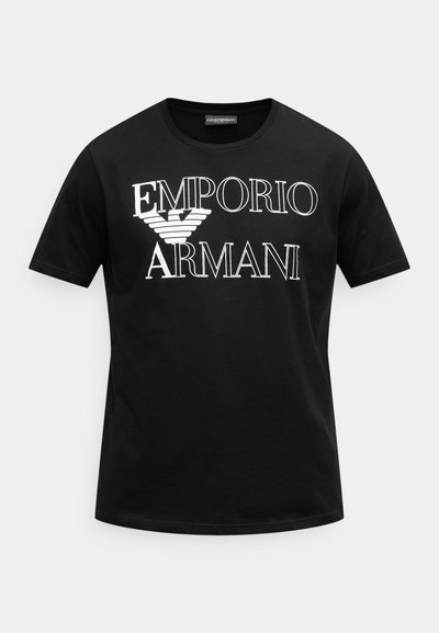 Čierne bavlnené tričko s veľkým bielym logom "EMPORIO ARMANI" a orlom. S okrúhlym výstrihom, krátkymi rukávmi a štandardným strihom.