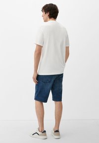 s.Oliver MIT LOGO STICKEREI - T-Shirt basic - weiß