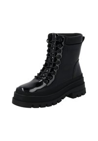 Czarne lśniące za kostkę buty sznurowane z grubą podeszwą i wyściełanym kołnierzem, pokazane pod lekkim kątem na białym tle.