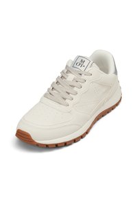 Basket beige clair avec une tige en daim lisse, des détails perforés, une semelle en caoutchouc beige et un accent argenté au talon. Design à lacets.