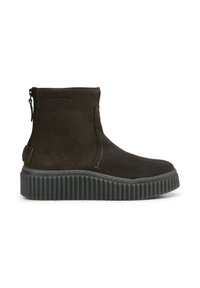 Bottines en daim noir avec une semelle en caoutchouc texturée et striée et une fermeture éclair sur le côté ; présentent des accents de couture le long des coutures.
