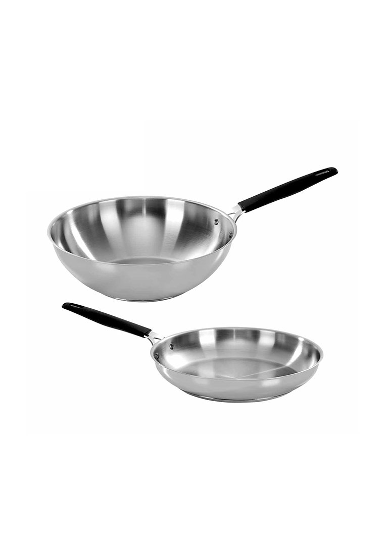 Set di padelle in acciaio inossidabile con finitura lucida. Include una padella profonda a forma di wok e una padella bassa, entrambe con manici ergonomici neri.