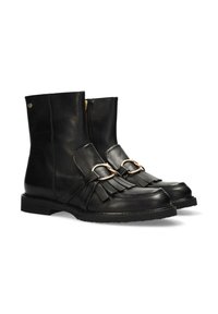 Botas de tobillo de cuero negro con flecos decorativos y elementos en tono dorado, que cuentan con una cremallera lateral y una suela plana de goma.