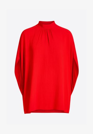 Czerwona, luźna bluzka z wysokim kołnierzem o pofałdowanej fakturze. Posiada opuszczone ramiona i szerokie rękawy, które tworzą swobodną sylwetkę.