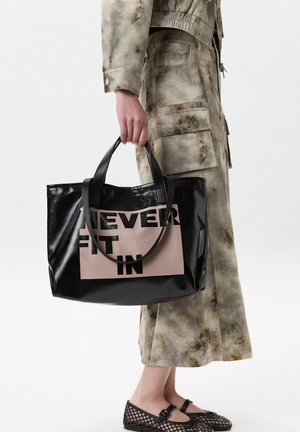 Twist, TWIST BAG SLOGAN PRINTED DOUBLE STRAP BAG - Borsa a mano - black