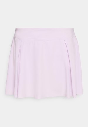 Plisseret nederdel i lys lavendel, med en glat tekstur, en tætsiddende talje og bløde folder for volumen ved kanten.