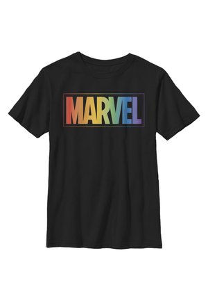Sorte T-shirt med ordet "MARVEL" i en farverig gradient af regnbuens farver, vist inden for en rektangulær kontur. Klassisk crew neck design.