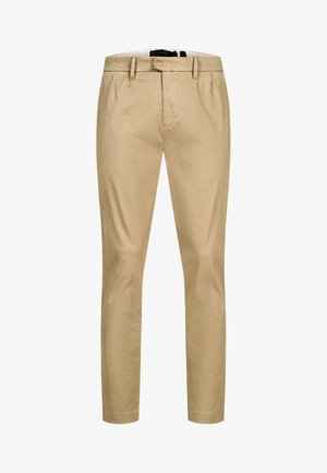 Beżowe męskie spodnie w fasonie slim-fit z szlufkami na pasek, przednimi kieszeniami i zapinanym na guziki paskiem.