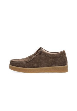 Brauner Mokassin-Schuh aus Wildleder mit beiger Gummisohle und Schnürdetail, von der Seite auf weißem Hintergrund dargestellt.