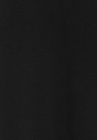 Schwarzer Stoff mit einer glatten, matten Textur, der ein gleichmäßiges Strickmuster aufweist und keine sichtbaren Verzierungen oder Hardwaredetails hat.