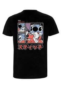 Černé bavlněné tričko s barevným grafickým designem, který zobrazuje ilustrované postavy v komiksových rámečcích a japonský text nahoře.