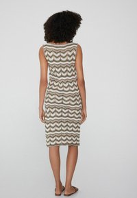 Strick, ärmelloses Midikleid mit einem Zickzackmuster in erdigen Tönen von Grün, Braun und Creme, mit einer figurbetonten Silhouette und rundem Ausschnitt.