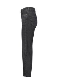 Jean en denim noir slim, vu de côté, avec une poche arrière, des passants pour ceinture et une coupe droite.
