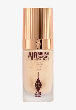 Fundamentflasche mit goldfarbenem, gestreiftem Deckel. Der klare Körper zeigt eine hellbeige Flüssigkeit. Der Text enthält "AIRBRUSH FLAWLESS FOUNDATION" und das Markenlogo.