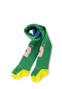 Grüne Socken mit einem Bärenmuster am Bein, gelben Zehenkappen und einer glatten Textur. Gefaltet mit einem sichtbaren blauen Etikett.