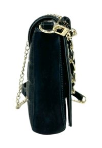 Borsa a tracolla in suede nera con catena dorata, forma rettangolare, texture liscia e chiusura con zip. Dettagli includono un accento a gancio.