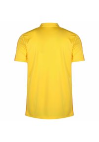 Kurzarmige gelbe Poloshirt mit Kragen, glatter Textur und ohne sichtbare Akzente oder Muster. Einfarbige, lebendige Farbe durchgehend.