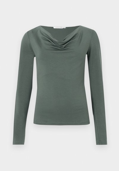 Camisola de mangas compridas em tecido verde suave com um decote drapeado. Apresenta uma forma ajustada e uma textura suave, adequada para uso casual.