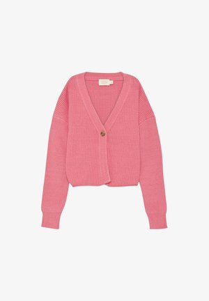 Roze gebreid vest met lange mouwen, diepe V-hals en een enkele houten knoopsluiting aan de voorkant. Overal een geribbelde structuur.