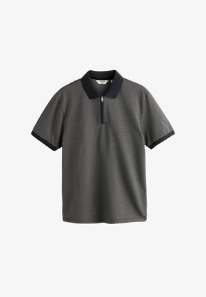 Kurzärmliges, graues Polohemd mit strukturierter Oberfläche, schwarzem Kragen, Ärmelbündchen und einem halben Reißverschluss in der Mitte vorne.