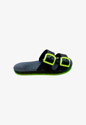 Sandalo nero slip-on con due fibbie verde neon e suola verde neon texturizzata, progettato per l'uso casual.