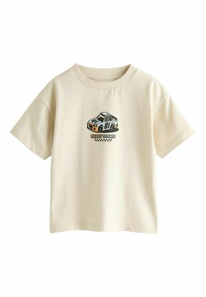 Beżowy t-shirt z krótkim rękawem z rysunkowym samochodem wyścigowym i napisem "READY TO RACE" nad wzorem z motywem szachownicy na środku z przodu.
