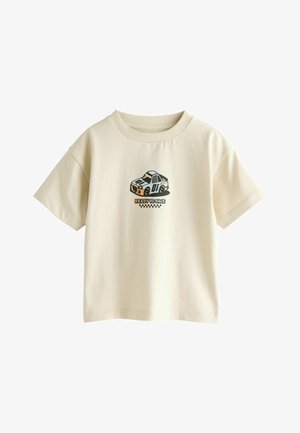 Beige T-shirt med korte ærmer med en tegneserie-løbsbil og teksten "KLAR TIL LØB" over et ternet flag-design på forsiden i midten.