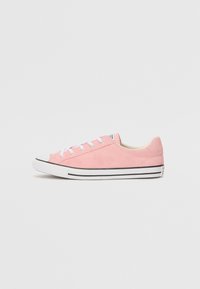 Rosa Wildleder-Sneaker mit weißen Schnürsenkeln, schwarzen Akzenten entlang der Sohle und einer runden Zehenpartie. Verfügt über ein niedriges Profil, das sich gut für die Freizeitkleidung eignet.
