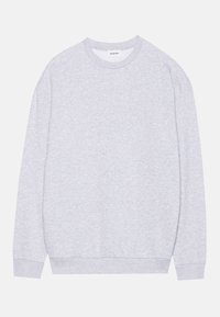 Sudadera de cuello redondo de manga larga en gris claro, con puños y dobladillo acanalados, dispuesta plana con la etiqueta de la marca visible en el interior del cuello.
