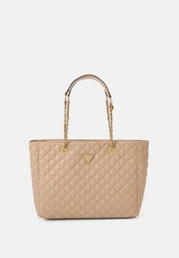 Sac cabas matelassé beige avec quincaillerie dorée, comprenant des poignées à double chaîne et un emblème de logo triangulaire sur le devant.