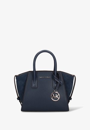 Marineblaue Handtasche aus strukturiertem Leder mit Veloursleder-Akzenten. Verfügt über zwei Henkel, einen dekorativen MK-Logoschmuck und ein strukturiertes Design.