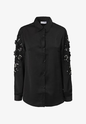 Zwarte button-up shirt gemaakt van zachte stof met geborduurde bloemachtige pailletten op de mouwen. Met kraag, lange mouwen en een getailleerd ontwerp.