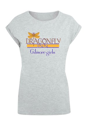Harmaa t-paita, jossa on painettu design, jossa lukee "DRAGONFLY INN" ja "Gilmore girls", korostettuna keltaisella sudenkorennolla.
