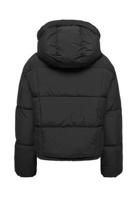 Musta toppatakki hupulla, jossa on tikattu muotoilu ja joustavat hihansuut. Materiaali vaikuttaa sileältä ja paksulta, tarjoten lämmöneristystä.