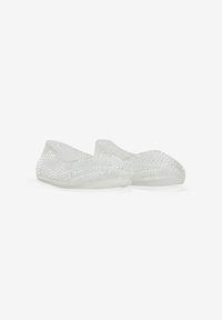 Transparente Slipper mit einem strukturierten, netzartigen Design, runder Zehenpartie und flexibler Sohle. Leicht und luftig im Erscheinungsbild.