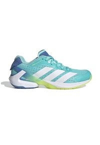 Chaussure de sport bleu clair avec une tige en mesh respirant, accents blancs et verts, bout arrondi et design distinctif du talon.