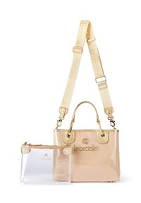 Transparante PVC-handtas in nude met gouden hardware, logo-detail en afneembare schouderriem; inclusief een kleine doorzichtige tas.